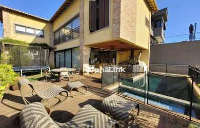 Imagem: A casa em condomínio possui 4 Dormitórios, 5 Banheiros, 4