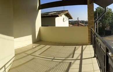 Imagem: A casa possui 3 Dormitórios, 3 Banheiros, 2 Vagas na garagem