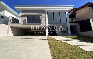 Imagem: A casa possui 2 Dormitórios, 4 Banheiros, 2 Vagas na garagem