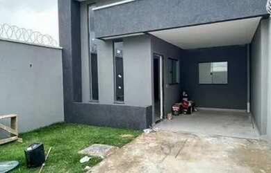 Imagem: A casa possui 3 Dormitórios, 2 Banheiros, 1 Vaga na garagem