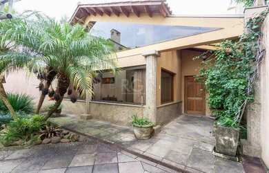 Imagem: A casa possui 5 Dormitórios, 4 Banheiros, 5 Vagas na garagem