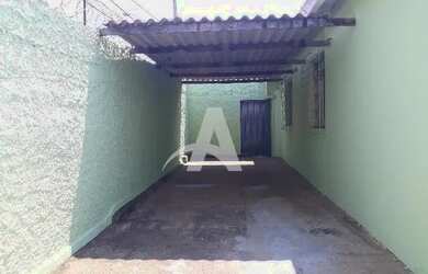 Imagem: A casa possui 3 Dormitórios, 2 Banheiros, 3 Vagas na garagem