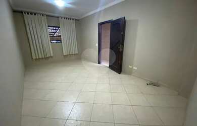 Imagem: A casa possui 3 Dormitórios, 4 Banheiros, 2 Vagas na garagem