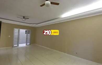 Imagem: A casa possui 3 Dormitórios, 2 Banheiros, 4 Vagas na garagem