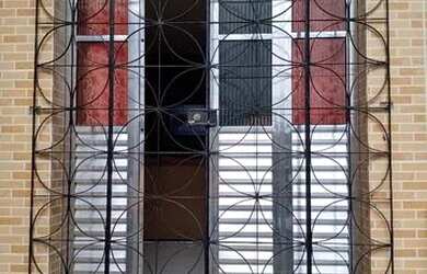 Imagem: A casa possui 3 Dormitórios, 1 Banheiro, 1 Vaga na garagem