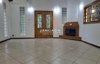 Imagem: A casa possui 4 Dormitórios, 5 Banheiros, 5 Vagas na garagem