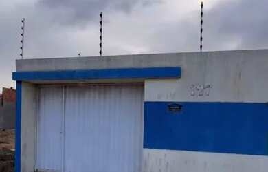 Imagem: A casa possui 2 Dormitórios, 2 Banheiros, 2 Vagas na garagem