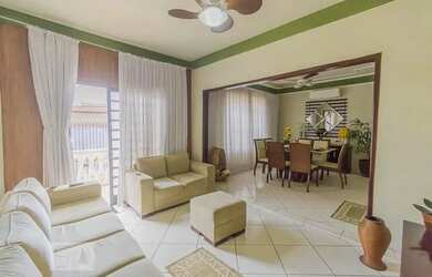 Imagem: A casa possui 5 Dormitórios, 4 Banheiros, 5 Vagas na garagem