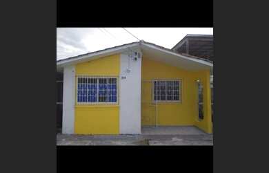 Imagem: A casa possui 3 Dormitórios, 2 Banheiros, 2 Vagas na garagem