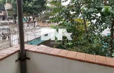 Imagem: A casa possui 5 Dormitórios, 1 Banheiro, 2 Vagas na garagem