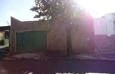 Imagem: A casa possui 2 Dormitórios, 1 Banheiro, 2 Vagas na garagem