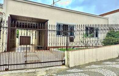 Imagem: A casa possui 3 Dormitórios, 2 Banheiros e 200m² de Área