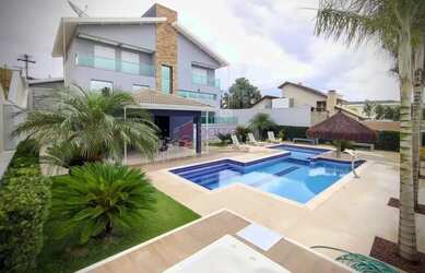 Imagem: A casa em condomínio possui 4 Dormitórios, 4 Banheiros, 4