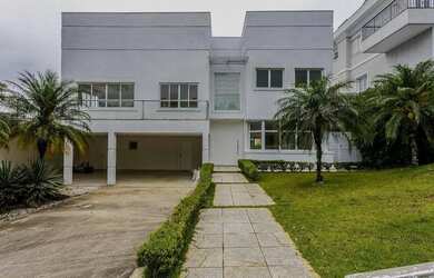 Imagem: A casa em condomínio possui 4 Dormitórios, 5 Banheiros, 4