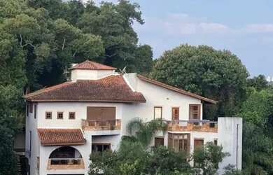 Imagem: A casa em condomínio à venda possui 5 Dormitórios, 5 Banheiros