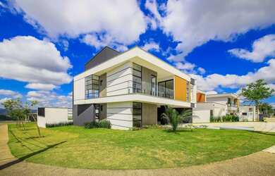 Imagem: A casa em condomínio possui 3 Dormitórios, 1 Banheiro, 2 Vagas