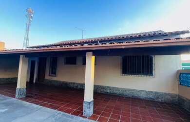 Imagem: A casa possui 2 Dormitórios, 2 Banheiros, 1 Vaga na garagem