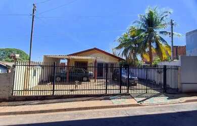 Imagem: A casa possui 3 Dormitórios, 1 Banheiro, 4 Vagas na garagem