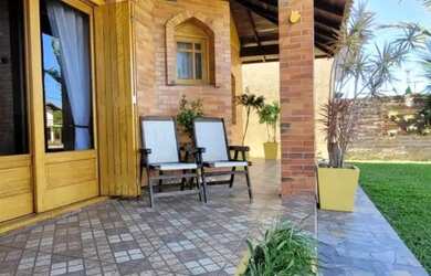 Imagem: A casa e possui 3 Dormitórios, Suítes, 3 Banheiros, 3 Vagas