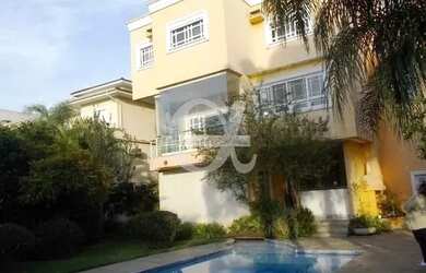 Imagem: A casa possui 4 Dormitórios, 5 Banheiros, 4 Vagas na garagem