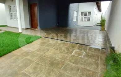 Imagem: A casa possui 3 Dormitórios, 3 Banheiros, 3 Vagas na garagem