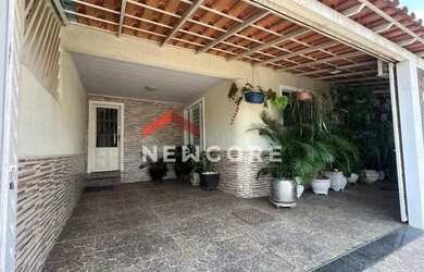 Imagem: A casa possui 2 Dormitórios, 1 Banheiro, 2 Vagas na garagem