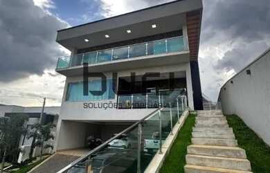 Imagem: A casa em condomínio possui 4 Dormitórios, 5 Banheiros, 475m²