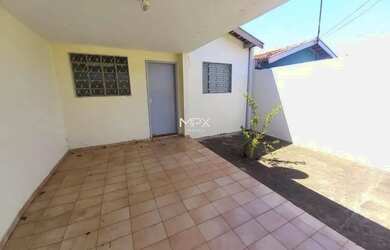 Imagem: A casa possui 2 Dormitórios, 1 Banheiro, 2 Vagas na garagem