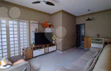 Imagem: A casa possui 3 Dormitórios, 5 Banheiros, 5 Vagas na garagem