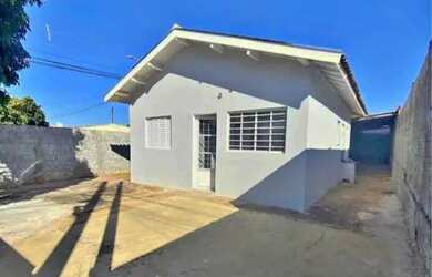 Imagem: A casa possui 2 Dormitórios, 1 Banheiro, Varanda e está localizado