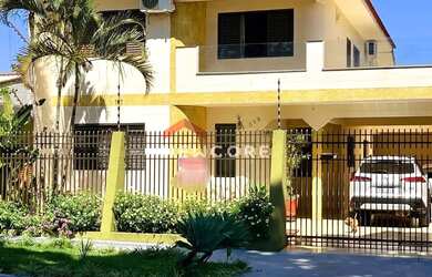 Imagem: A casa possui 4 Dormitórios, 3 Banheiros, 5 Vagas na garagem