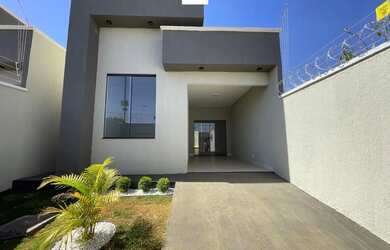 Imagem: A casa possui 3 Dormitórios, 1 Banheiro, 1 Vaga na garagem