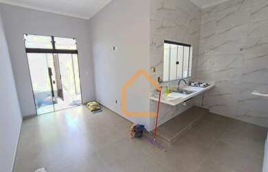 Imagem: A casa possui 3 Dormitórios, 1 Banheiro, 1 Vaga na garagem