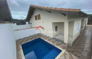 Imagem: A casa possui 2 Dormitórios, 2 Banheiros, 2 Vagas na garagem