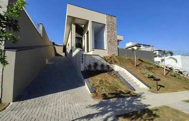 Imagem: A casa em condomínio possui 4 Dormitórios, 4 Banheiros, 335m²