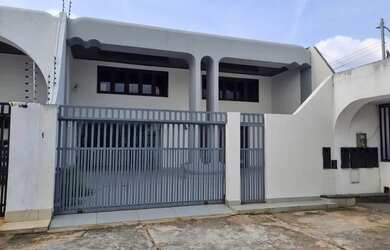 Imagem: A casa possui 5 Dormitórios, 5 Banheiros, 3 Vagas na garagem