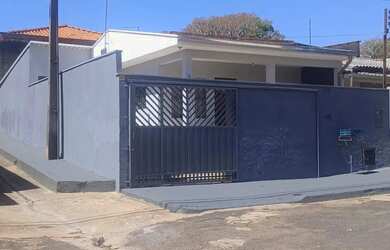 Imagem: A casa possui 2 Dormitórios, 1 Banheiro, 2 Vagas na garagem