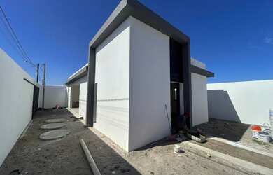 Imagem: A casa possui 3 Dormitórios, 2 Banheiros, 1 Vaga na garagem