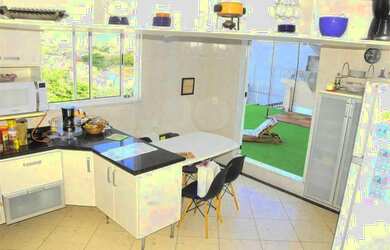 Imagem: A casa possui 4 Dormitórios, 1 Banheiro, 2 Vagas na garagem