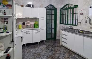 Imagem: A casa possui 3 Dormitórios, 3 Banheiros, 5 Vagas na garagem