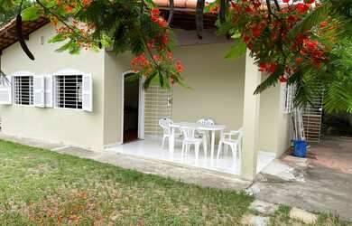 Imagem: A casa possui 4 Dormitórios, Acomodam 13 pessoas, 4 Vagas na