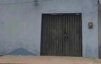 Imagem: A casa possui 2 Dormitórios, 1 Banheiro, 1 Vaga na garagem