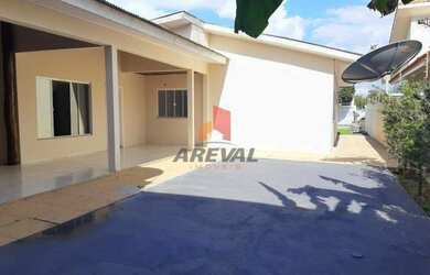 Imagem: A casa possui 3 Dormitórios, 3 Banheiros, 2 Vagas na garagem