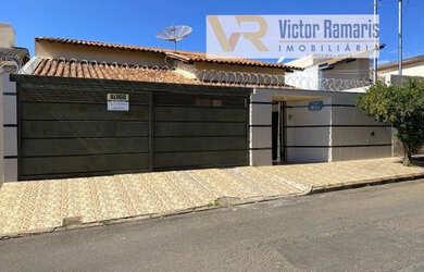 Imagem: A casa possui 4 Dormitórios, 2 Banheiros, 4 Vagas na garagem