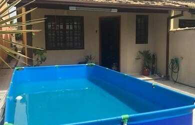 Imagem: A casa possui 3 Dormitórios, 2 Banheiros, 2 Vagas na garagem