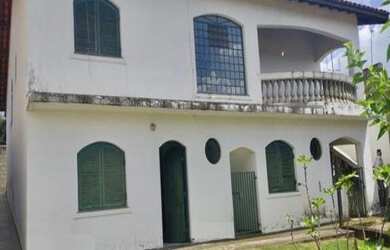 Imagem: A casa possui 3 Dormitórios, 3 Banheiros, 4 Vagas na garagem