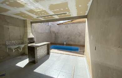 Imagem 3: JL-Vendo linda casa com piscina, pé direito alto, porcelanato na QNL...