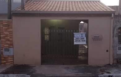 Imagem: A casa possui 2 Dormitórios, 1 Banheiro, 1 Vaga na garagem