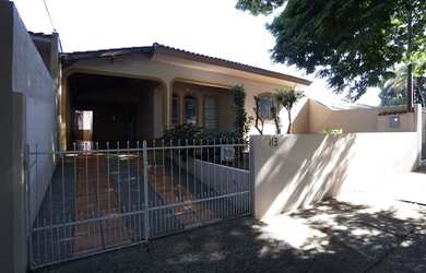 Imagem: A casa possui 4 Dormitórios, 2 Banheiros, 2 Vagas na garagem