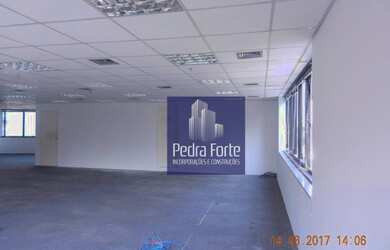 Imagem: O depósito possui 5 Vagas na garagem, 356m² de Área e está